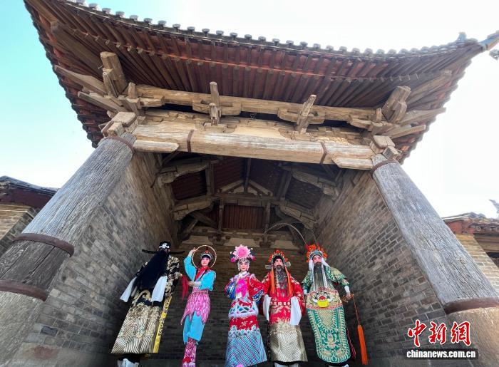 王报二郎庙金代古戏台戏曲展演现场。中新网范丽芳 摄