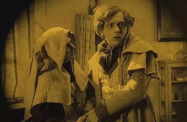 正规网上实盘配资 必看6部吸血鬼电影，部部让人瞠目结舌